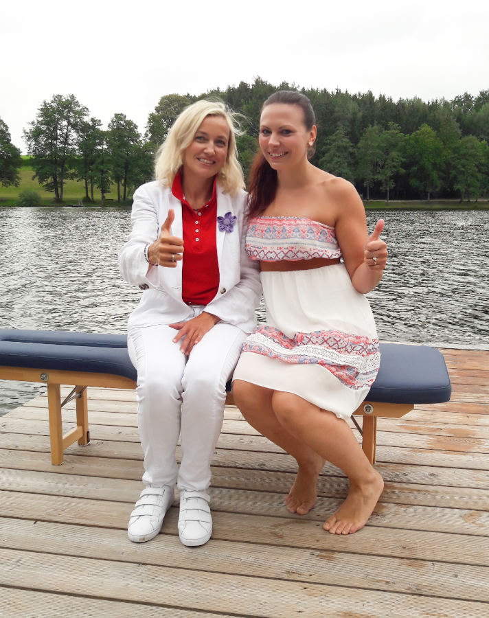 Heidi Skirpac (li.) mit einer ganz besonderen Klientin: Martina Kogler, Dipl. Gesundheits- und Fitnesstrainerin, die meint: „Ich empfinde die Atlaslogiebehandlung als körperliche und seelische Wohltat."